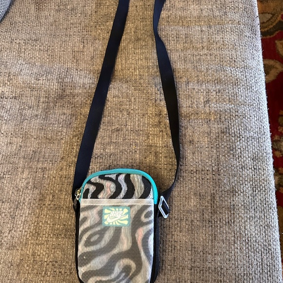 NWOT Nike crossbody bag - Picture 2 of 4